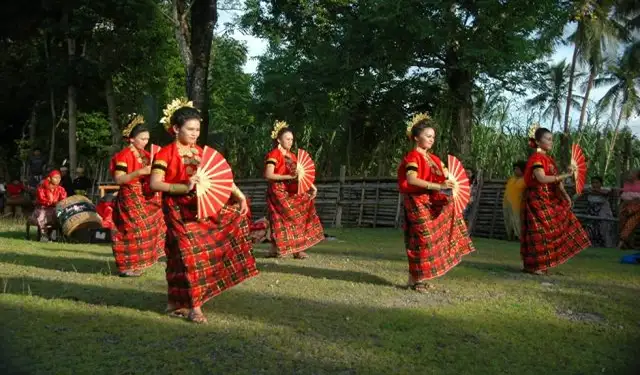 Foto: Tari Pakarena Identik dengan Gerak Lembut