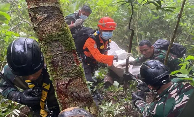 Foto: Tim SAR Temukan Korban Ke-10 Pesawat ATR 42-500