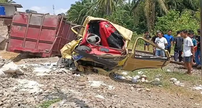 Foto: Sopir Truk Tewas Ditabrak KA Sribilah di Asahan