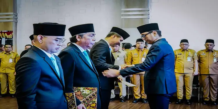 Foto: Wali Kota Medan Rico Tri Putra Bayu Waas
mengambil sumpah dan melantik Direksi PUD Pasar, PUD Pembangunan, dan PUD Rumah Potong Hewan Kota Medan, Senin (5/1/2026).(Dok:Diskominfo Medan)