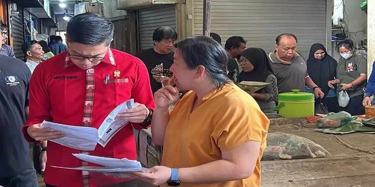 Foto: Anggota Komisi III DPRD Kota Medan Agus Setiawan menemui pedangan di Pasar Sambas, Jalan Sambas, Medan, Selasa (3/2/2026).(Ist)