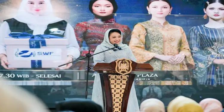 Foto: Ketua Dekranasda Kota Medan, Airin Rico Waas mengapresiasi Urban Runway yang berlangsung di Atrium Sun Plaza, Selasa (24/2/2026).(Dok:Diskominfo Medan)