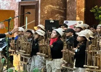 Foto: Nenek 83 Tahun Berkompetisi di Pasanggiri Angklung AHM 9