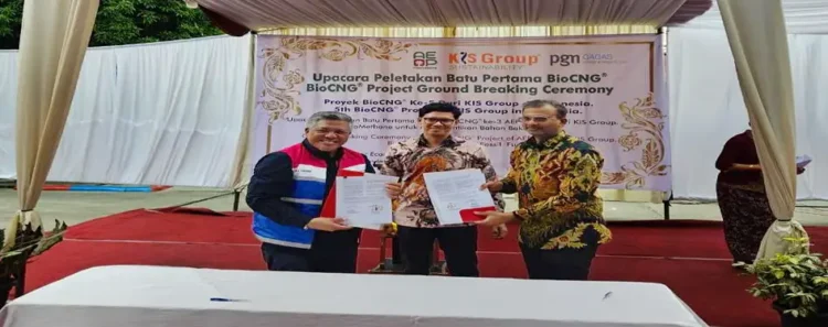Foto: Penandatanganan kerja sama PGN Gagas dengan KIS Group terkait optimasi pemanfaatan BioCNG diwakili oleh Direktur Utama Gagas Santiaji Gunawan (kiri), Group Head, Portfolio and Partnership Management PGN Imam Muh Alkhyar (tengah), serta Founder & CEO KIS Group K.R. Raghunath (kanan), (6/2/2026).(Dok:PGN)