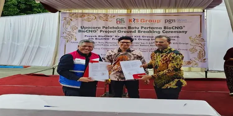 Foto: Penandatanganan kerja sama PGN Gagas dengan KIS Group terkait optimasi pemanfaatan BioCNG diwakili oleh Direktur Utama Gagas Santiaji Gunawan (kiri), Group Head, Portfolio and Partnership Management PGN Imam Muh Alkhyar (tengah), serta Founder & CEO KIS Group K.R. Raghunath (kanan), (6/2/2026).(Dok:PGN)