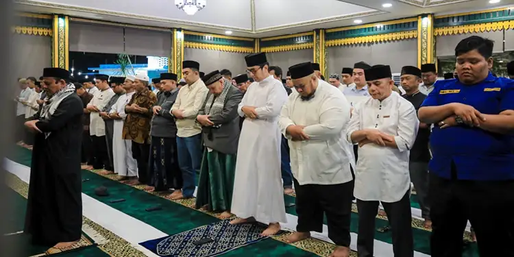 Foto: Malam kelima bulan suci Ramadhan, Wali Kota Medan, Rico Tri Putra Bayu Waas Salat Tarawih bersama di Pendopo Rumah Dinas Wali Kota, Minggu (22/2/26) malam.(Dok:Diskominfo Medan)