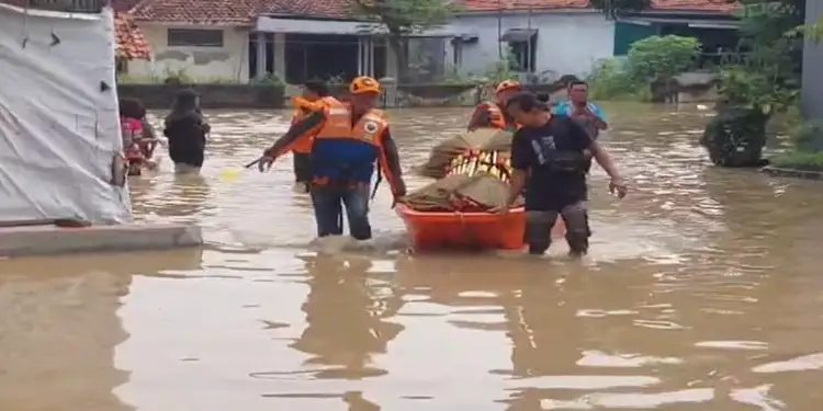 Foto: Sebanyak 1.505 warga di Kabupaten Cirebon, Jawa Barat, terdampak banjir yang melanda tiga kecamatan sejak Kamis (12/2).(Istimewa)