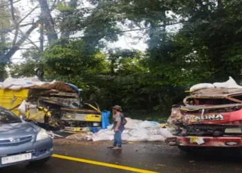 Foto: Dua Truk Terlibat Kecelakaan di Tikungan Cindelaras 8