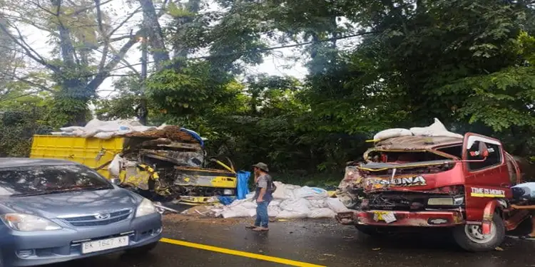 Foto: Dua truk terlibat kecelakaan di tikungan Cindelaras, Jalan Jamin Ginting KM 39, Desa Sibolangit, Deli Serdang, terjadi pada Senin (16/2/2026).(Istimewa/mst)