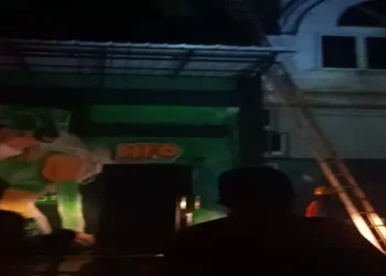 Foto: Kebakaran Landa Tempat Hiburan Malam di Graha Kisaran, Asap Pekat Selimuti Ruko 8