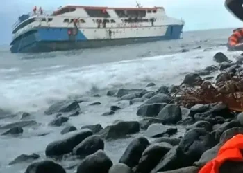 Foto: Polda Malut Terjunkan Tiga Kapal Evakuasi Penumpang 9
