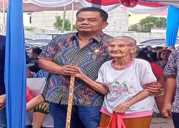 Foto: Binsar Simarmata Prihatin Lansia Pakai "Tongkat Musa" 2