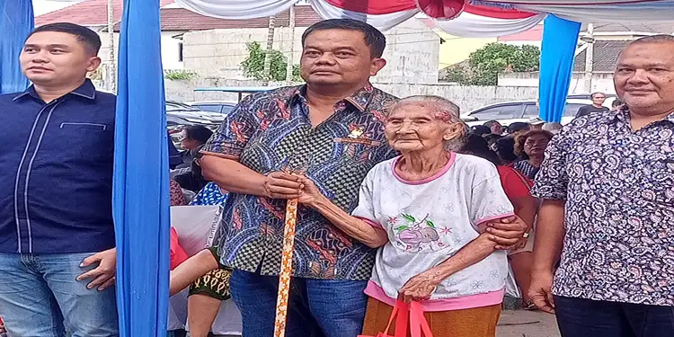 Foto: Anggota DPRD Kota Medan Binsar Simarmata foto bersama Ny Sitorus Boru Tambunan dan lainnya saat Sosper Daerah Kota Medan Nomor 3 Tahun 2021 di halaman GSM HKBP Tapian Nauli, Jalan Pasar III, Medan Sunggal, Minggu (8/2/2026).(Ist)