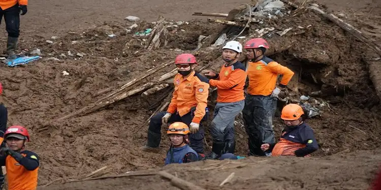 Foto: SAR Temukan 10 Kantong Jenazah di Cisarua