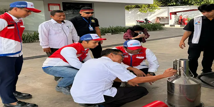 Foto: PT Pertamina Patra Niaga Regional Sumbagut bersama Pemerintah Kota Banda Aceh melalui UPTD Metrologi Legal melaksanakan pengawasan terpadu terhadap kualitas dan ketepatan takaran Bahan Bakar Minyak (BBM) di SPBU serta tabung LPG 3 Kg di sejumlah titik di Kota Banda Aceh.(Dok:Pertamina Sumbagut)
