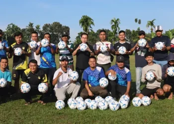 Foto: Sofyan Tan Bangkitkan Bibit Bola Deli Serdang 7