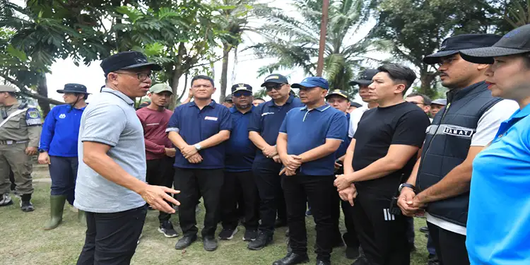 Foto: Wakil Wali Kota Medan Zakiyuddin Harahap memberi pengarahan saat apel pembersihan Sungai Deli di Lapangan Taman Avros, Kamis (5/2/2026).(Ist)
