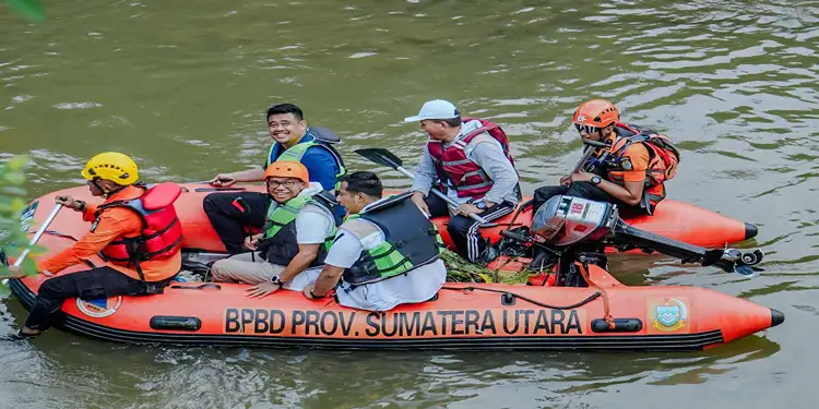 Foto: Wakil Wali Kota Medan H. Zakiyuddin Harahap mengikuti Aksi Bersih aliran Sungai Deli di kawasan daerah aliran sungai (DAS) mulai dari Dermaga Taman Avros sampai Jembatan Kampung Aur, Minggu (8/2/2026).(Dok:Diskominfo Medan)