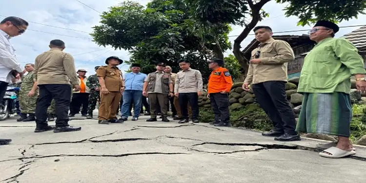 Foto: Gubernur Jawa Tengah Ahmad Luthfi mendampingi Wakil Presiden Gibran Rakabuming Raka meninjau lokasi tanah bergerak di Kabupaten Tegal, Jumat (6/2/2026).(ANTARA/HO-Humas Pemprov Jateng)