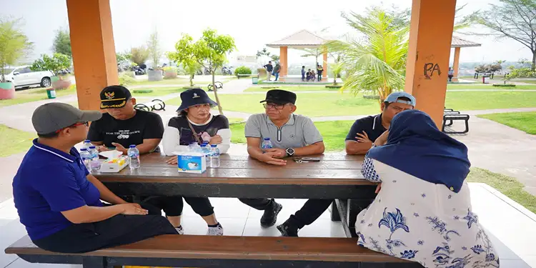 Foto: Wakil Wali Kota Medan, H. Zakiyuddin Harahap meninjau langsung Tempat Pembuangan Akhir Sampah (TPA) Terjun di Kecamatan Medan Marelan, Kamis (5/2/2026).(Diskominfo Medan)
