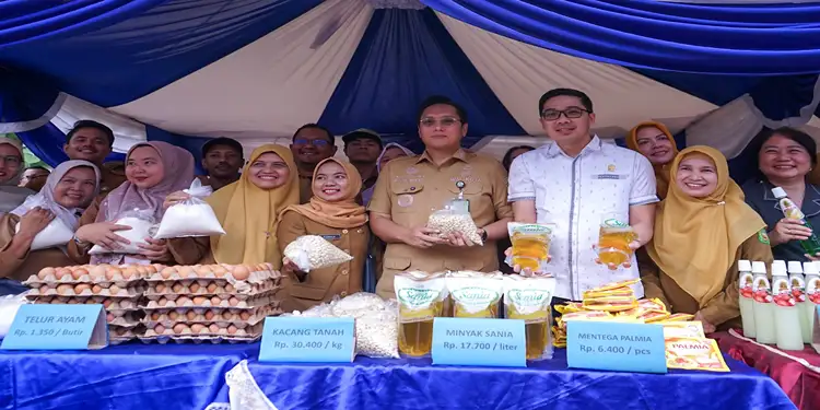 Foto: Wali Kota Medan Rico Tri Putra Bayu Waas menetapkan harga bahan pokok yang dijual di pasar murah Imlek, Senin (9/2/2026).(Ist)