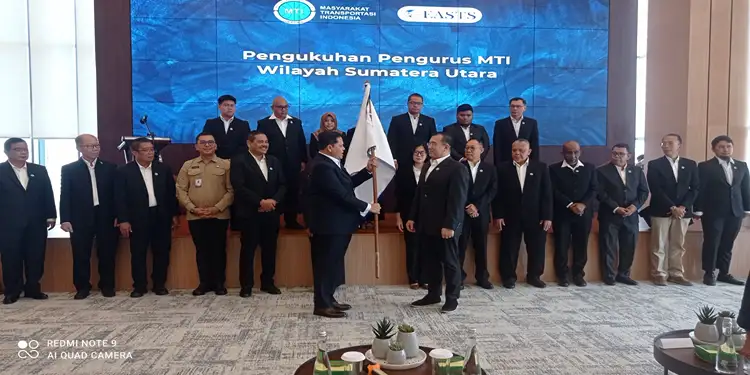 Foto: Prosesi pelantikan dan pengukuhan kepengurusan Masyarakat Transportasi Indonesia (MTI) Wilayah Sumatera Utara masa bakti 2026 - 2028 resmi dilaksanakan.(Ist)