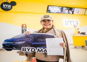 Foto: IM3 Serahkan Grand Prize Mobil Listrik BYD M6 kepada Pelanggan Setia di Medan 3