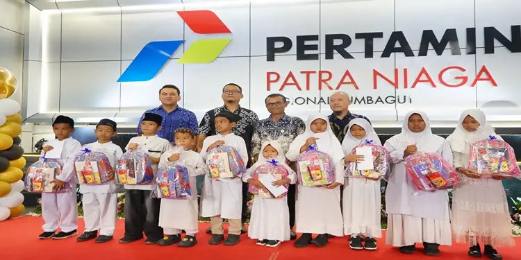 Foto: Pertamina Patra Niaga Regional Sumbagut menyalurkan santunan kepada anak-anak yatim binaan Badan Dakwah Islamiyah (BDI) Pertamina Patra Niaga Regional Sumbagut di kantor Regional Sumbagut Jl Yos Sudsrso No 8-10 Silalas, Medan(18/2).(Dok:Pertamina Sumbagut)