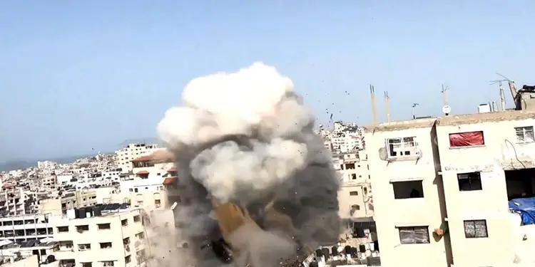Foto: Gempuran Udara Israel di Gaza Tewas 32 Orang