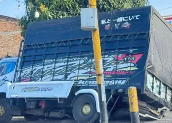Foto: Insiden Truk Masuk Selokan di Desa Sekip Deli Serdang, Lalu Lintas Sempat Melambat 10
