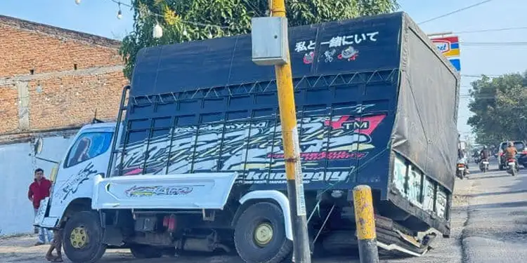 Foto: Satu unit truk yang terperosok ke dalam selokan di
tepi Jalan Umum Lubuk Pakam-Pantai Labu.(Foto:Mistar.id)