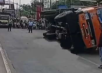 Foto: Truk Pengangkut Kayu Balok Terbalik di Jalinsum 1