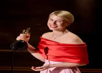 Foto: Jessie Buckley Cetak Sejarah Sebagai Aktris Irlandia Pertama yang Raih Oscar Aktris Terbaik 3