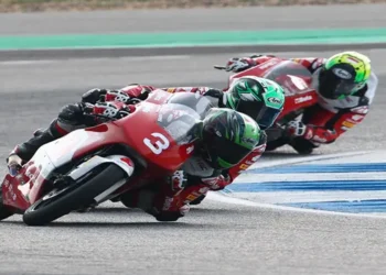 Foto: Taklukkan Tikungan Akhir, Bintang Kibarkan Merah Putih di Moto4 Asia Cup Buriram 1