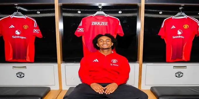 Foto: Joshua Zirkzee di ruang ganti baju Manchester United (Foto: Instagram/zirkzee)
