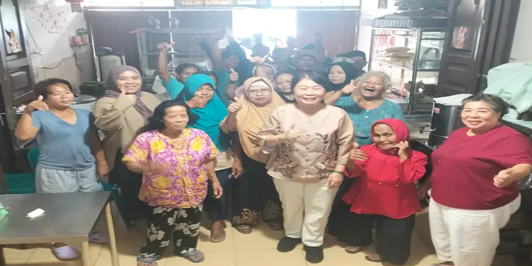 Foto: Anggota DPRD Medan Dr. Dra. Lily MBA Gelar Bakti Sosial Pembagian Sembako Lebaran di Medan Petisah 1