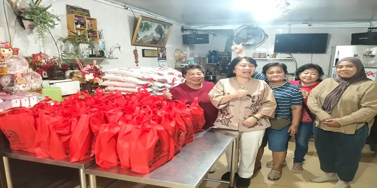 Foto: Anggota DPRD Medan Dr. Dra. Lily MBA Gelar Bakti Sosial Pembagian Sembako Lebaran di Medan Petisah 2