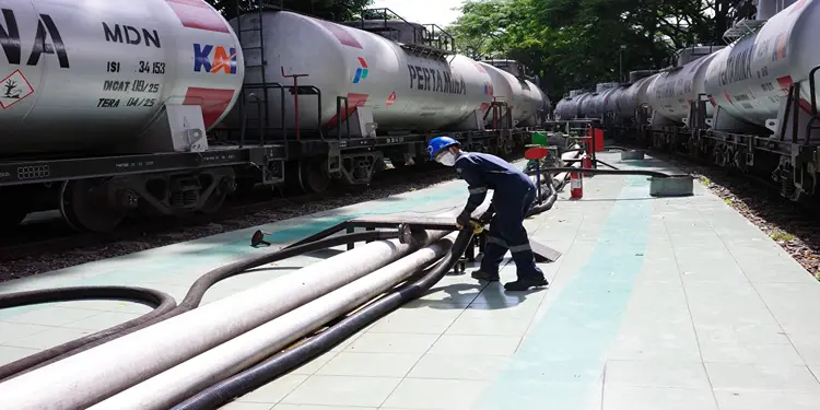 Foto: Di wilayah Sumbagut, distribusi energi tetap mengandalkan mobil tangki sebagai sarana utama penyaluran ke SPBU dan lembaga penyalur lainnya.(Dok:Pertamina Sumbagut)
