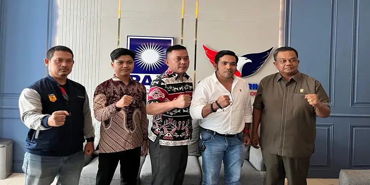 Foto: Sekretaris Fraksi PAN Perindo DPRD Medan Binsar Simarmata diabadikan bersama Pengcab Wadokai Medan di ruang fraksi tersebut, Senin (30/3/2026).(Ist)