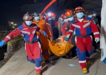 Foto: Tim SAR Temukan Seluruh Korban Longsor Sampah TPST Bantargebang, Operasi Resmi Ditutup 10