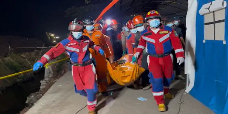 Foto: Seluruh korban yang dilaporkan tertimbun dalam insiden maut tersebut kini telah berhasil dievakuasi.(Dok/Kantor SAR Jakarta/MetroTVNews)