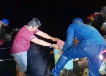 Foto: Kapal Nelayan Pengangkut 64 Wisatawan Karam di Perairan Batu Bara, Seluruh Penumpang Selamat 8