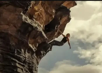 Foto: Trailer Film Apex Dirilis: Charlize Theron Berjuang Bertahan Hidup di Alam Liar Australia 3