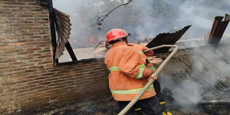 Foto: Kebakaran hebat menghanguskan satu unit hunian warga yang terletak di Gang BKIA, Huta II, Nagori Serapuh, Kecamatan Gunung Malela, Kabupaten Simalungun, pada Senin (9/3/2026).(Istimewa)