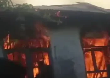 Foto: Kebakaran di Tembung: Satu Rumah di Jalan Makmur Ludes Dilalap Si Jago Merah 7