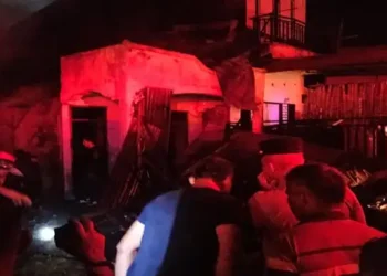 Foto: Kebakaran Hebat di Sigumpar Toba: Satu Rumah dan Dua Mobil Hangus Dilalap Api 4