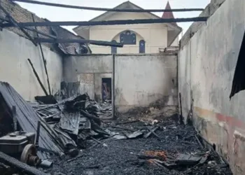 Foto: Detik-Detik Penyelamatan Dua Bersaudara dari Kebakaran Bengkel Ban di Pematangsiantar 5