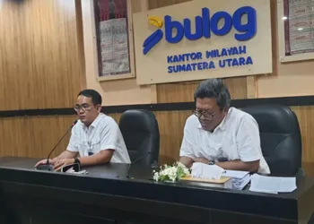 Foto: Bulog Sumut Jamin Stok Pangan Aman Jelang Lebaran, Distribusikan Beras SPHP Hingga 4 Juta Liter Minyakita 10