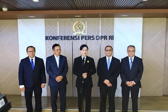 Foto: Para Anggota Dewan Komisioner OJK yang telah ditetapkan akan mengucapkan sumpah/janji jabatan di hadapan Ketua Mahkamah Agung Republik Indonesia sesuai dengan ketentuan peraturan perundang-undangan.(Dok:OJK)