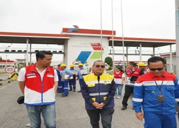 Foto: Staf Khusus Menteri ESDM Pantau Kesiapan BBM Arus Balik 2026 di SPBU dan Fuel Terminal Medan 1